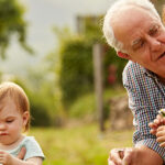 Interakcije z otroki pozitivno vplivajo na zdravljenje demence